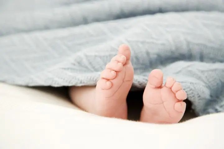 为什么有人睡觉喜欢把脚伸到被子外面？原来有这些原因